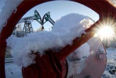 Цены на нефть замедлили рост до минимума, но завершают неделю в плюсе