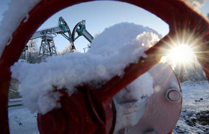 Цены на нефть замедлили рост до минимума, но завершают неделю в плюсе