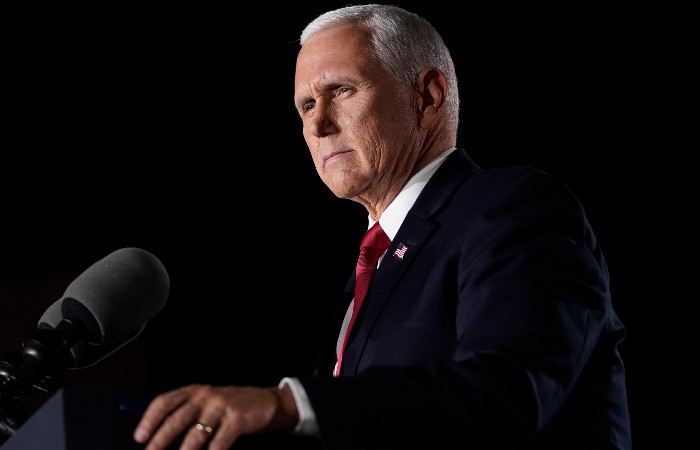 Среди обнаруженных у Пенса документов нашли информационные записки для зарубежных поездок