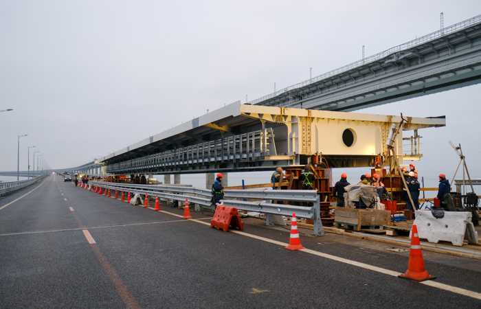 Движение автотранспорта по Крымскому мосту восстановлено после остановки на ремонт