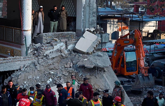 Число жертв теракта в мечети в Пакистане приблизилось к 90
