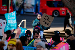 Британские профсоюзы пригрозили продолжением забастовок до лета