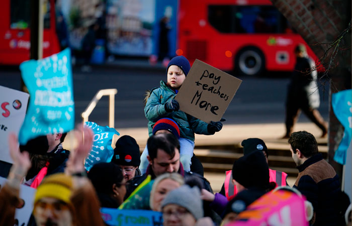 Британские профсоюзы пригрозили продолжением забастовок до лета
