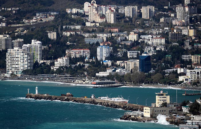 В Крыму анонсировали национализацию активов Ахметова, Коломойского и Яценюка