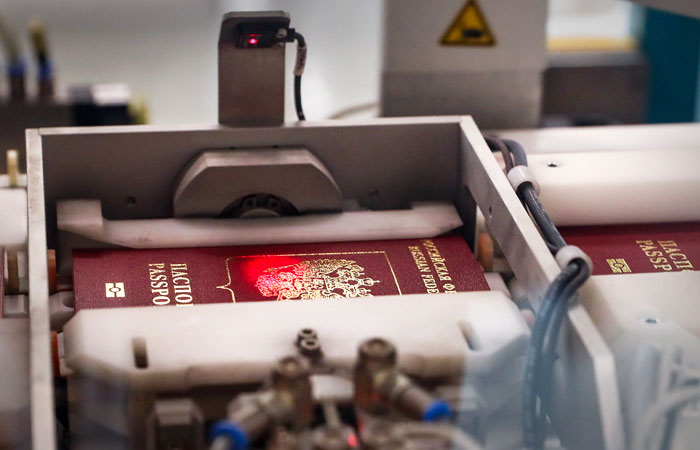 На Госуслугах приостановлен прием заявлений на биометрические загранпаспорта