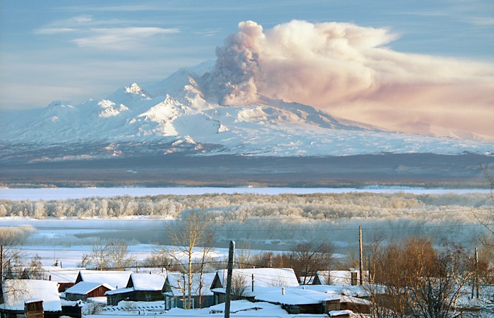 Камчатский вулкан Шивелуч угрожает пеплопадом местному поселку