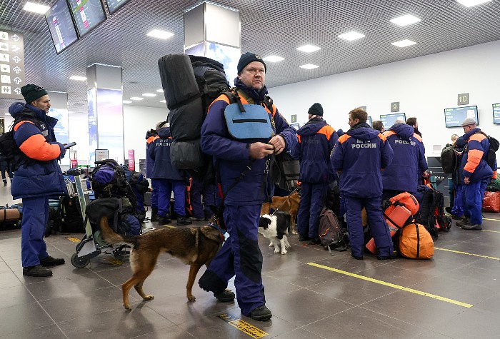 Российские спасатели вылетели в пострадавшие от землетрясения Турцию и Сирию