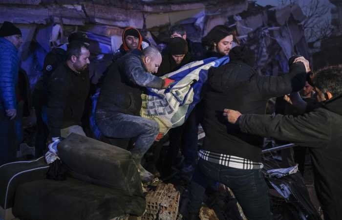 Число погибших в результате землетрясения в Турции увеличилось до 1762 человек