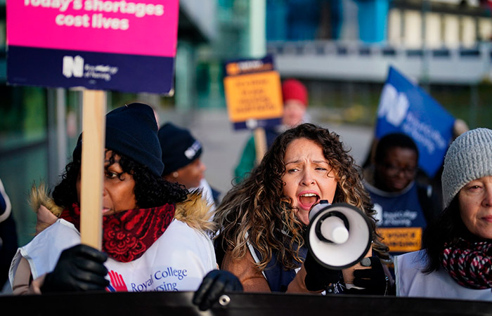 Британские медсестры и работники скорой помощи вышли на масштабную забастовку