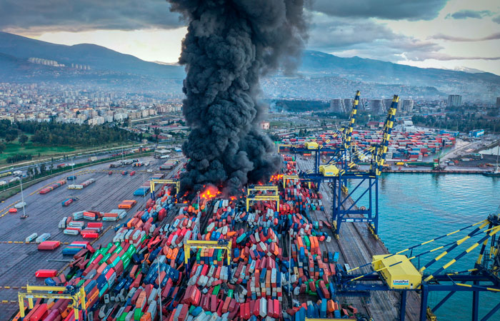 В турецком порту Искендерун вторые сутки не могут потушить пожар