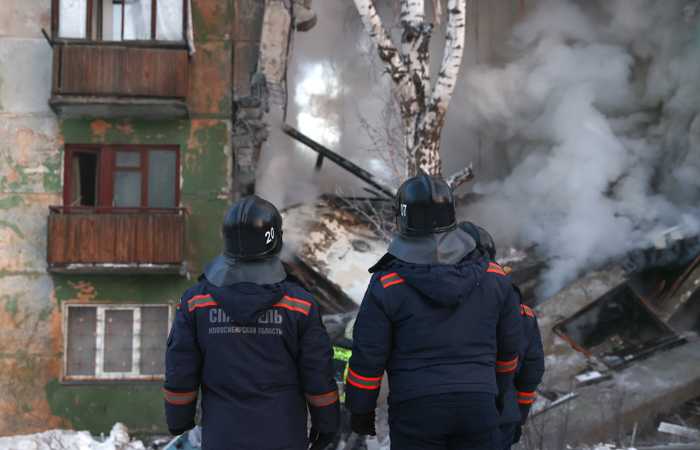Спасатели извлекли женщину из-под завалов дома в Новосибирске