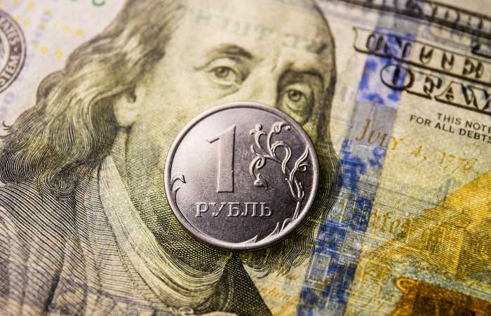 Рубль утром остался стабилен относительно доллара и юаня на фоне противоречивых факторов