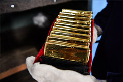 Цена апрельских фьючерсов на золото падала до минимума с начала года