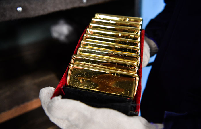 Цена апрельских фьючерсов на золото падала до минимума с начала года