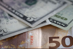Доллар подешевел на "Мосбирже" на 56,5 копейки, евро подешевел на 65 копеек