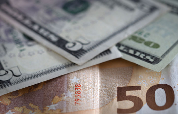 Доллар подешевел на "Мосбирже" на 56,5 копейки, евро подешевел на 65 копеек