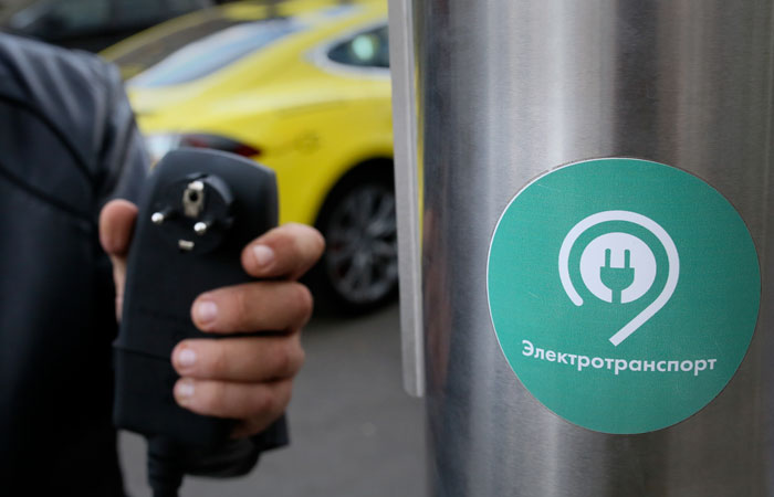 Владельцы электромобилей смогут бесплатно ездить по платным трассам с 1 марта