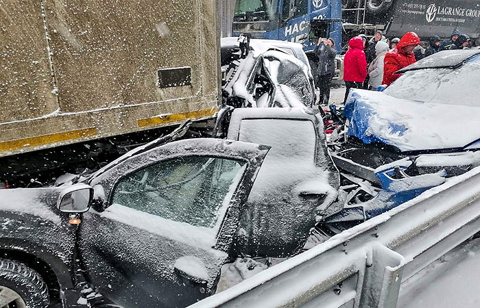 На трассе М-11 развернут пункт обогрева из-за массовой аварии