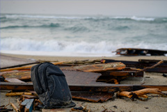 Число мигрантов, погибших при крушении судна в Италии, превысило 60 человек