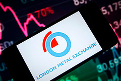 В Британии начали расследовать прошлогоднюю остановку торгов никелем на LME
