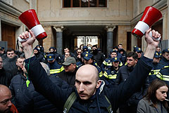 На акции протеста в Тбилиси задержали 66 оппозиционеров