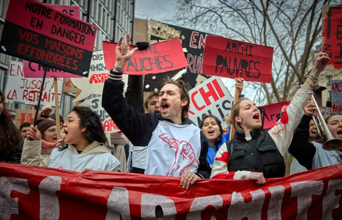 Рекордное число французов вышли на акцию протеста против пенсионной реформы