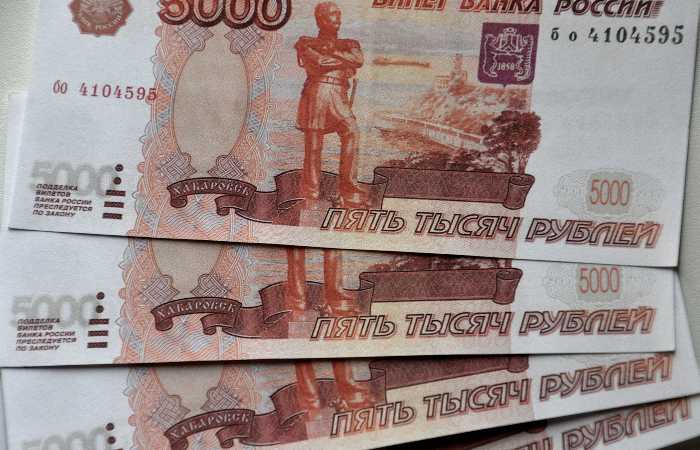 Рубль слабо изменился к доллару и юаню на старте торгов в четверг