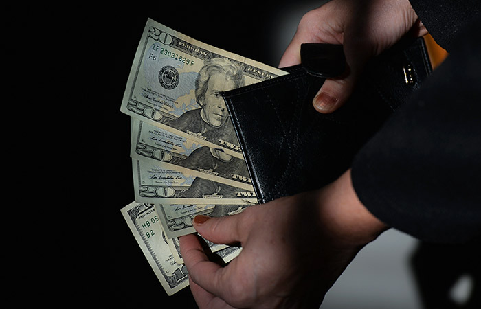 Крупнейшие банки РФ в феврале нарастили продажу валюты до 496 млрд рублей