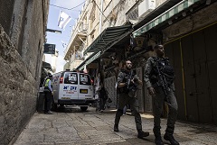 Израильские силовики проводят операцию в городе палестинца, устроившего стрельбу в Тель-Авиве