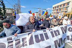 В центре Кишинева начались стычки между полицией и протестующими