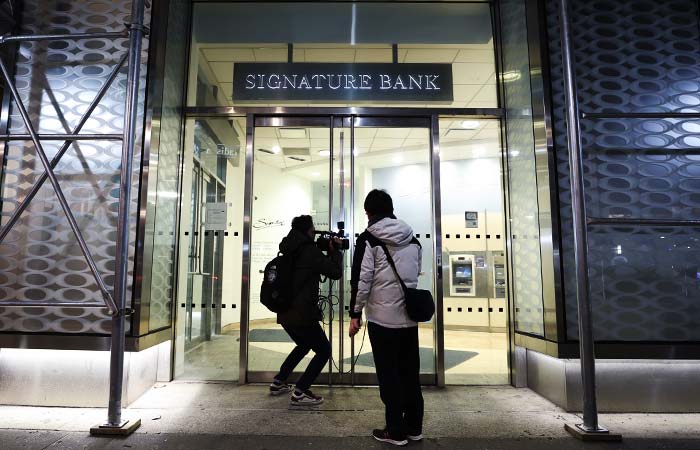  Signature Bank    SVB
