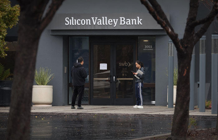 Крах Silicon Valley Bank выявил риски для сектора, привел к пересмотру прогнозов для ставки ФРС. Обзор