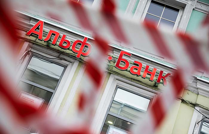 Сделка по продаже доли UniCredit в холдинговой структуре Альфа-банка до сих пор не закрыта