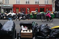 В Париже скопились горы отходов на фоне забастовки мусорщиков