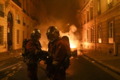 Манифестации против пенсионной реформы во Франции обернулись столкновениями с полицией