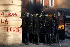 МВД Франции задействует 13 тысяч полицейских на акциях протеста 28 марта