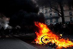 На акциях протеста в Париже снова начались беспорядки