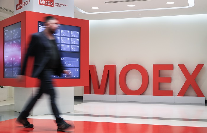 Рубль подрастает к доллару и юаню на старте торгов