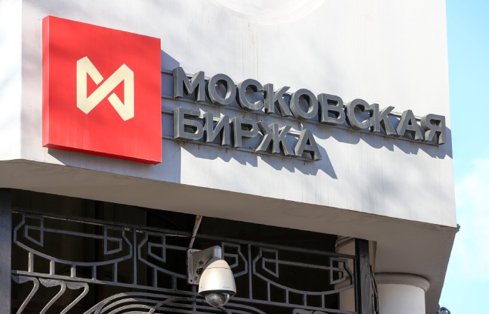 Рубль почти нейтрален к доллару и юаню на старте торгов