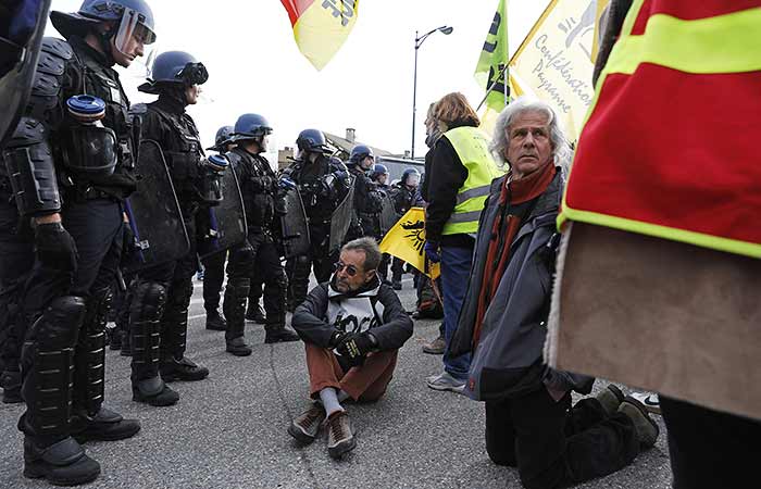 Профсоюзы Франции после встречи с премьером призвали к новым массовым протестам