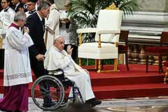 Недавно покинувший больницу папа римский Франциск провел мессу в Страстной четверг