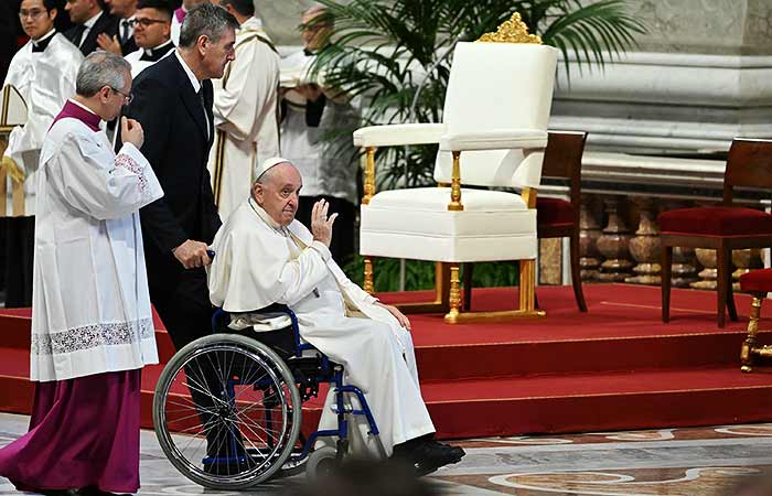 Недавно покинувший больницу папа римский Франциск провел мессу в Страстной четверг