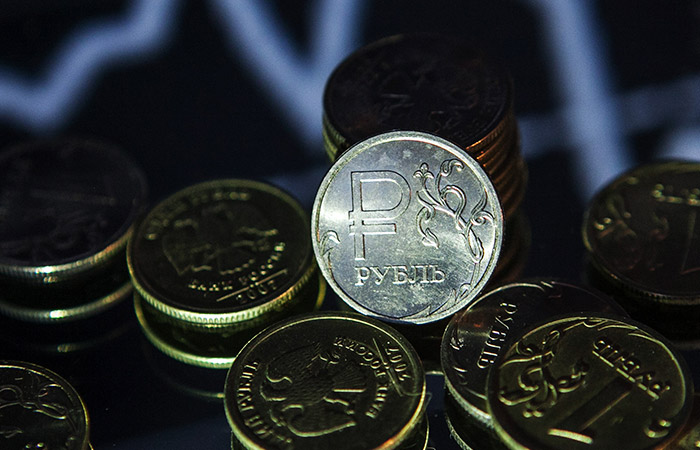 Рубль завершил торги пятницы небольшим повышением к доллару и евро