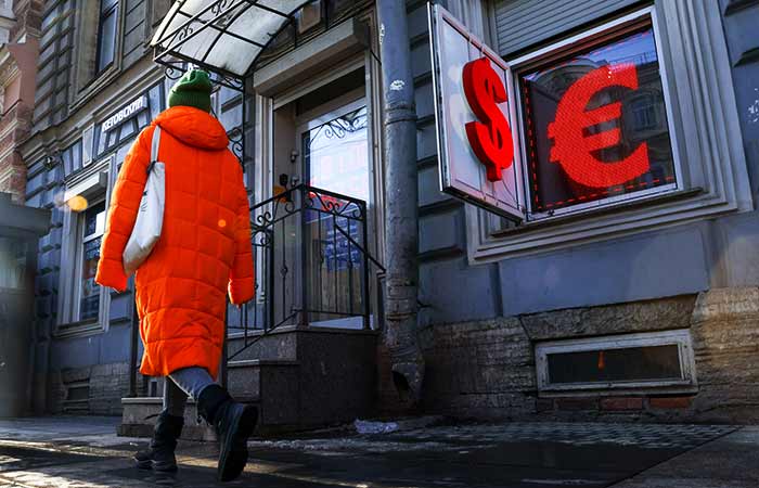 Доллар поднялся выше 83 руб. впервые с 6 апреля 2022 года