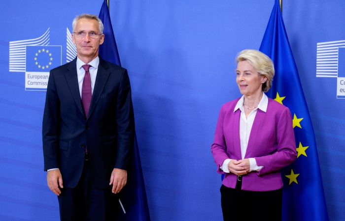 Главе Еврокомиссии предложили возглавить НАТО в октябре