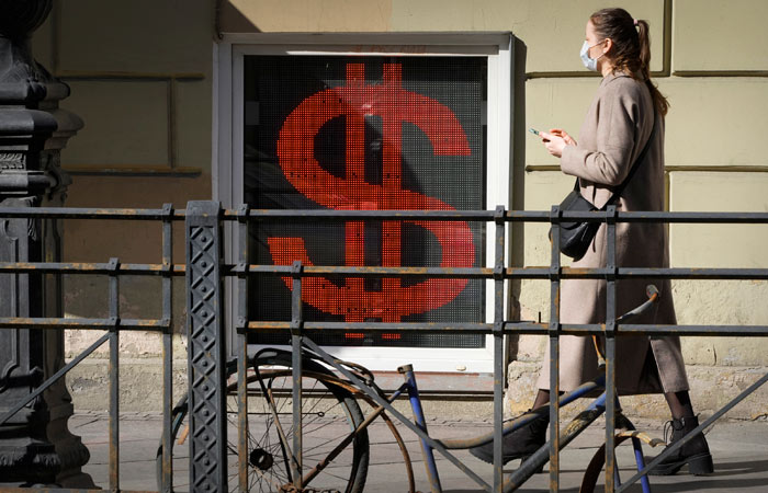 ЦБ связал ослабление рубля с падением поступлений экспортной выручки из-за нефтяного потолка