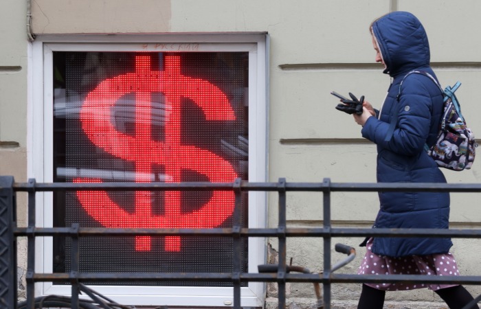 Рубль меняется слабо к доллару и юаню на старте торгов на Московской бирже