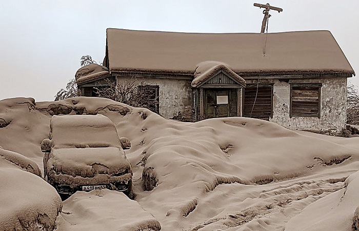 Толщина слоя пепла от извержения вулкана Шивелуч в камчатском поселке достигла 20 см