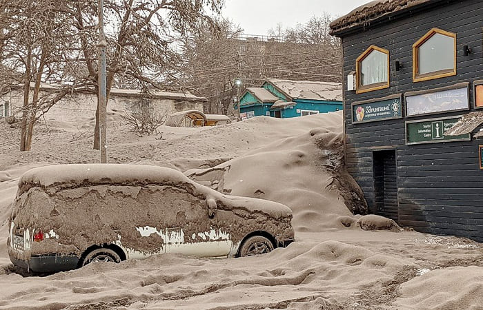 Камчатский поселок освободили от 3 тыс. кубометров снега с пеплом после извержения Шивелуча