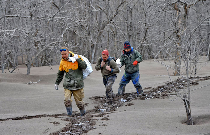 Камчатские поселки освободили от 10 тыс. куб. м снега с пеплом после извержения Шивелуча